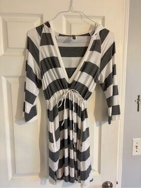 Kenneth Cole Reaction Hooded Cover up in White and Charcoal
